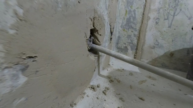 Как самостоятельно заделать дыру в стене из бетона?