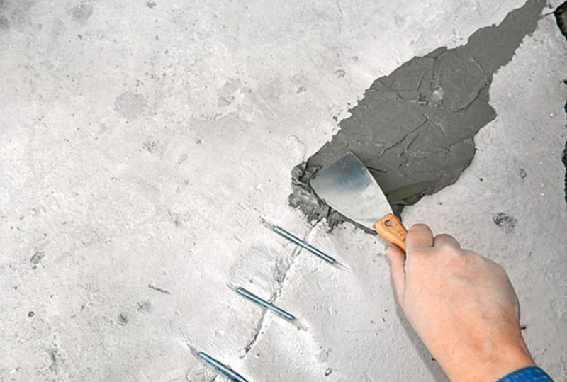 Как самостоятельно заделать дыру в стене из бетона?
