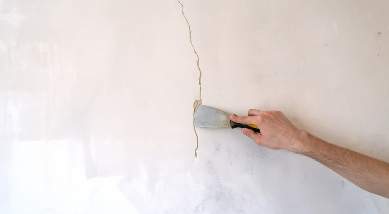 Чем заделать щель между стенами и как это сделать: 8 решений для разных ситуаций | ivd.ru