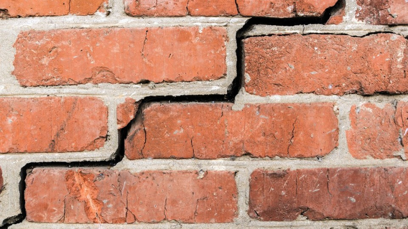 Чем заделать стену, если она треснула: действенные способы для разных материалов | ivd.ru